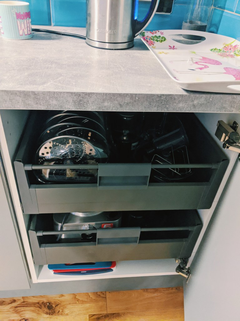 To avoid mistakes, the cutting boards for non-gluten things are best to be stored near the place where they are to be used.